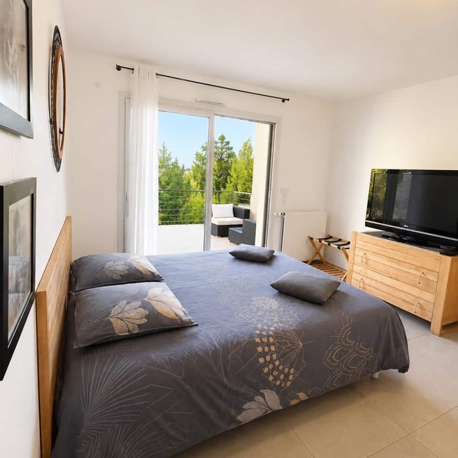 Chambre du Studio Panorama avec lit queen size et accès terrasse